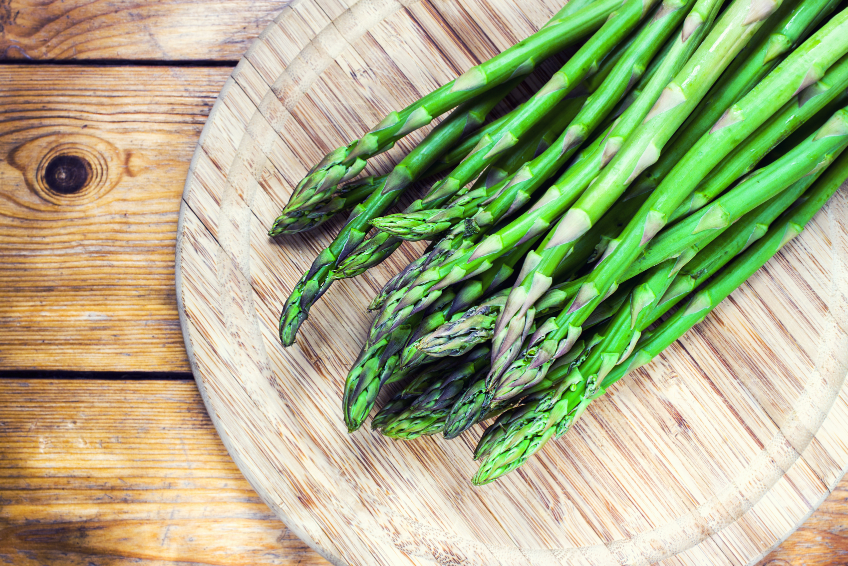 Szparagi - czy są zdrowe? Tak, ale nie dla każdego. Kto nie powinien ich jeść?