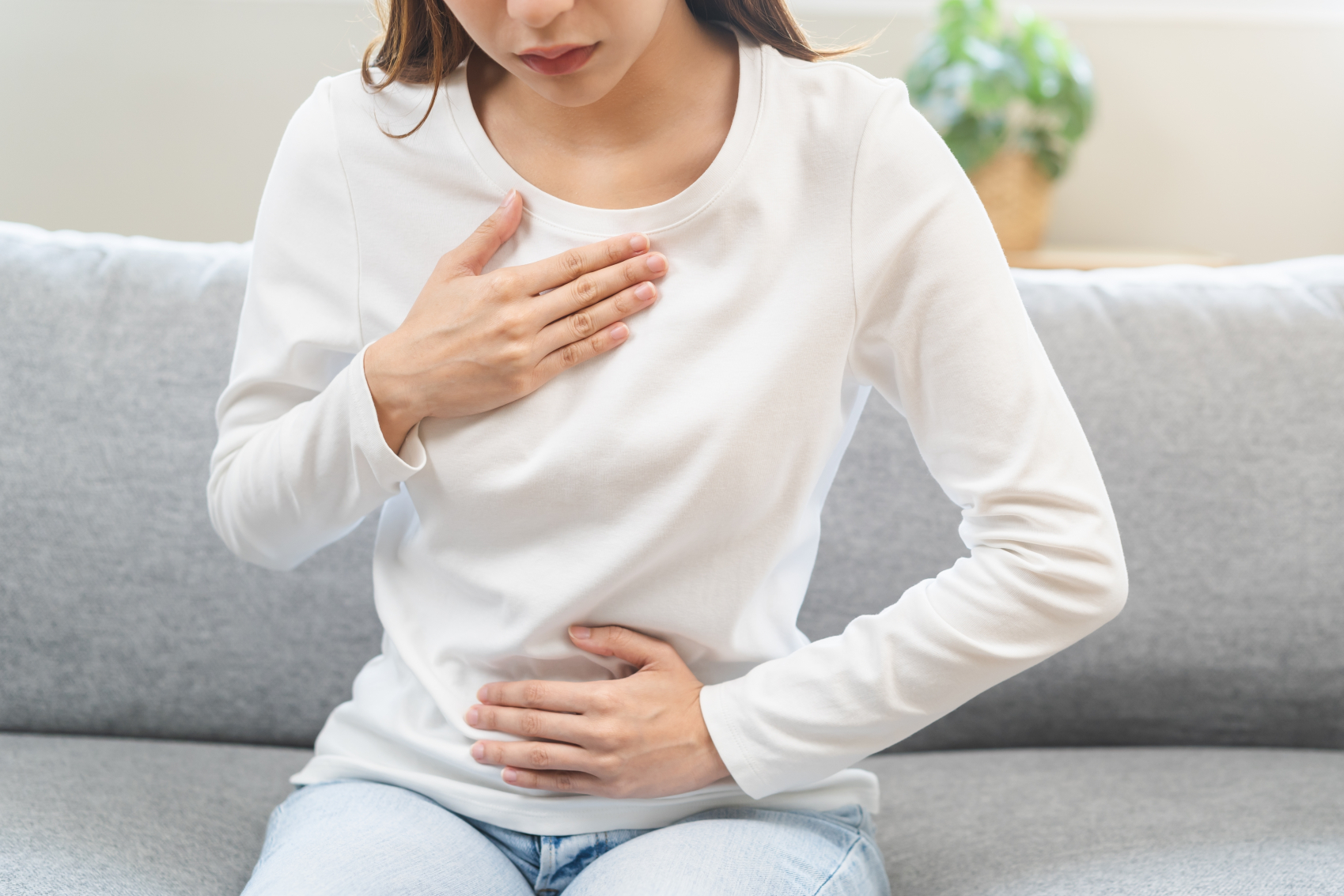 Refluks dotyka coraz więcej osób. Sprawdź, jak opanować nudności i pieczenie w mostku