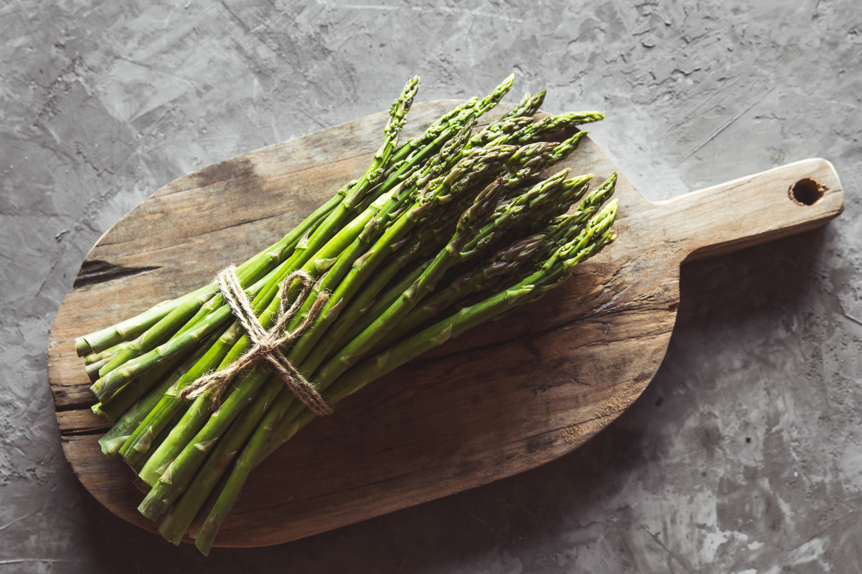 Szparagi - czy są zdrowe? Tak, ale nie dla każdego. Kto nie powinien ich jeść?