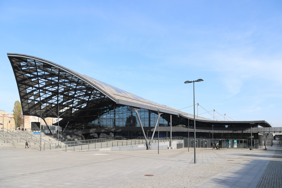 Polskie dworce kolejowe są naprawdę piękne. Te stacje warto zobaczyć