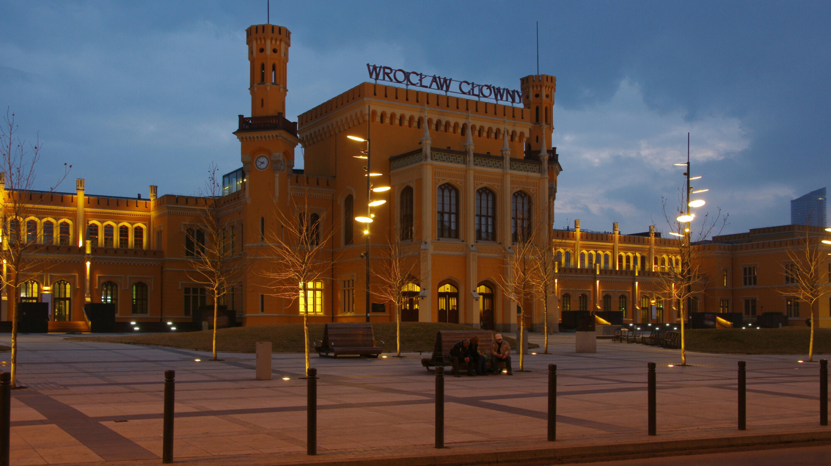 Polskie dworce kolejowe są naprawdę piękne. Te stacje warto zobaczyć