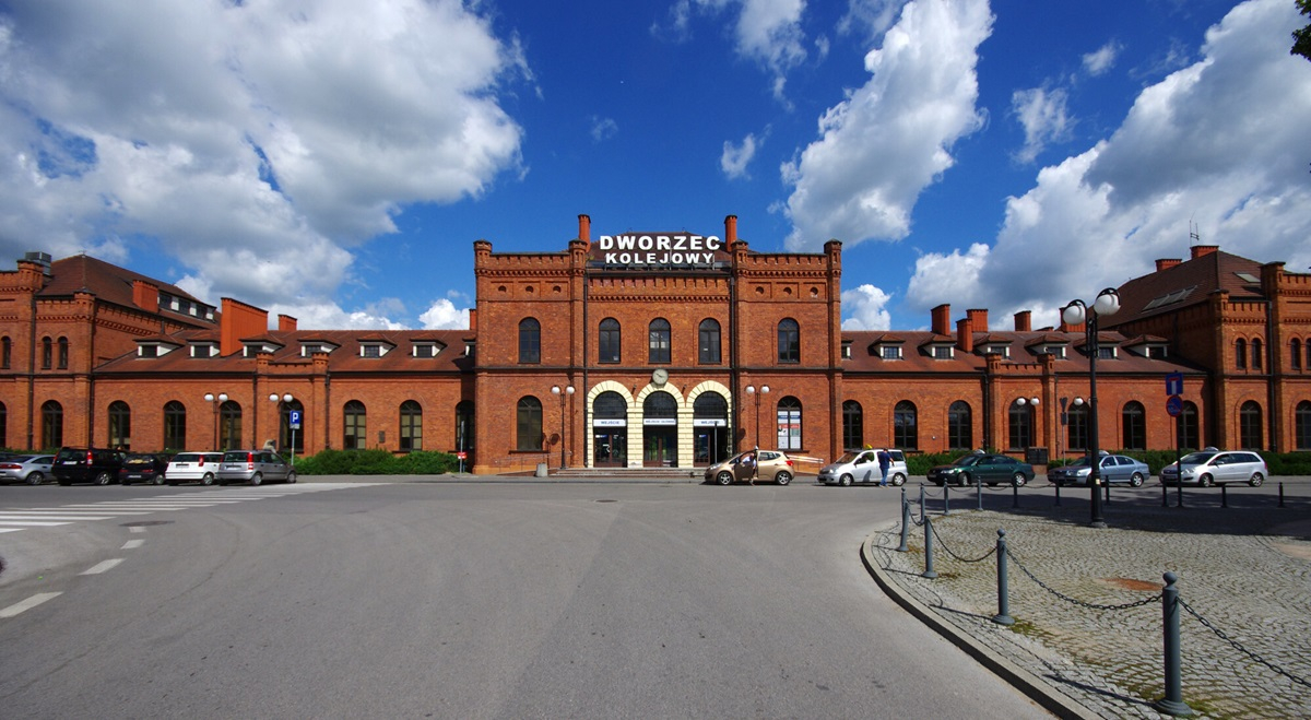 Polskie dworce kolejowe są naprawdę piękne. Te stacje warto zobaczyć