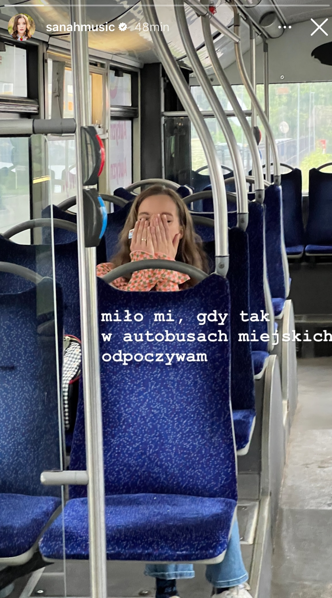 sanah odpoczywa... podczas podróży autobusem miejskim? Nie uwierzycie