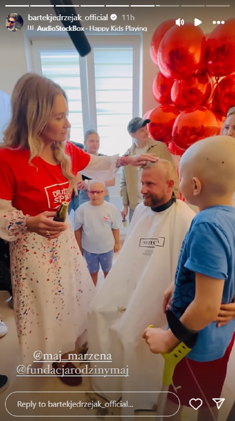 Bartek Jędrzejak z ogoloną głową. Dziennikarz „Dzień dobry TVN” tak wsparł chorych na nowotwór 
