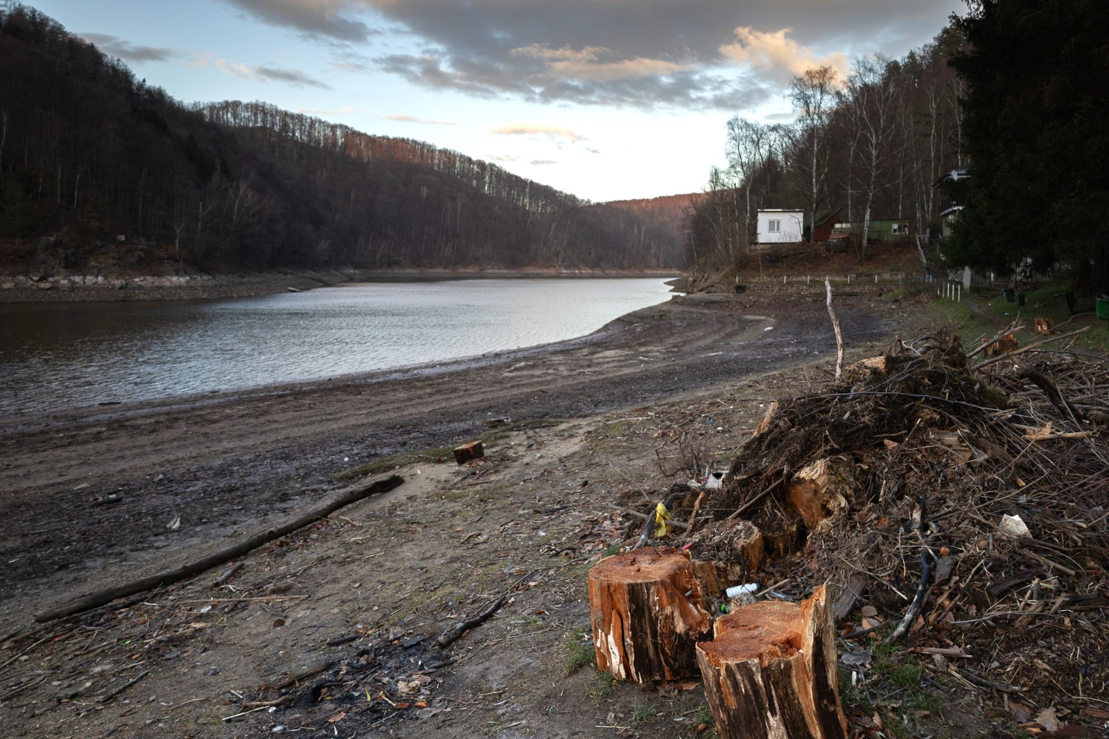 Niecodzienny widok na Dolnym Śląsku. Jezioro prawie zniknęło! Zobacz zdjęcia