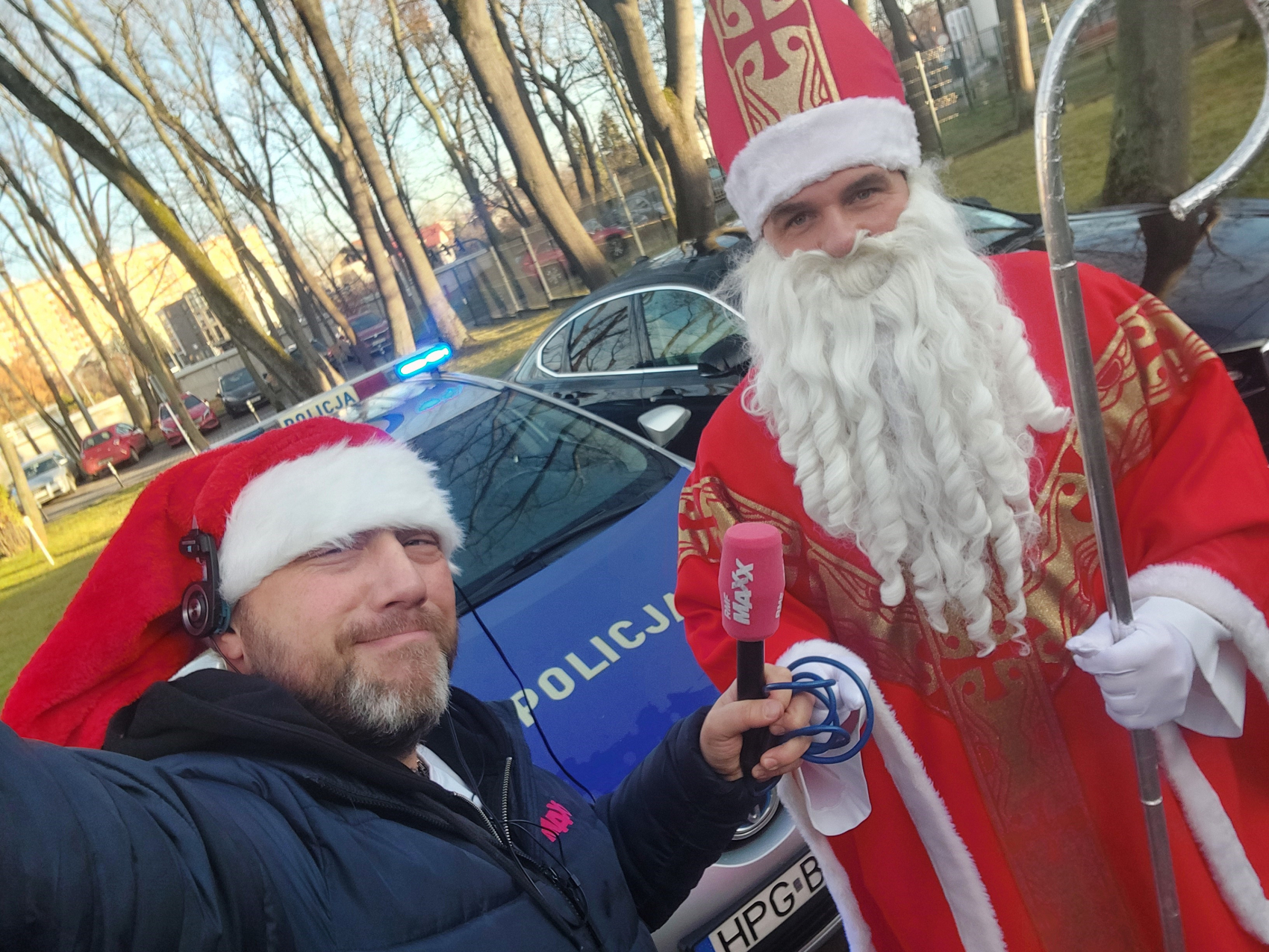 W eskorcie policji, ze wsparciem motocyklistów, MPK i straży pożarnej Św. Mikołaj dotarł do Krakowa. 