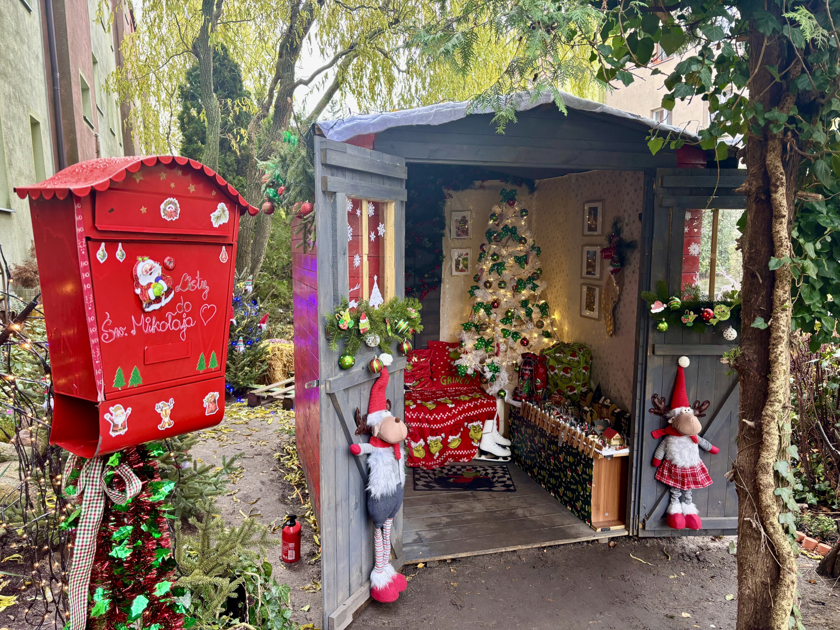 Skrzynka na listy do Mikołaja i chatka Grincha na Pogodnie