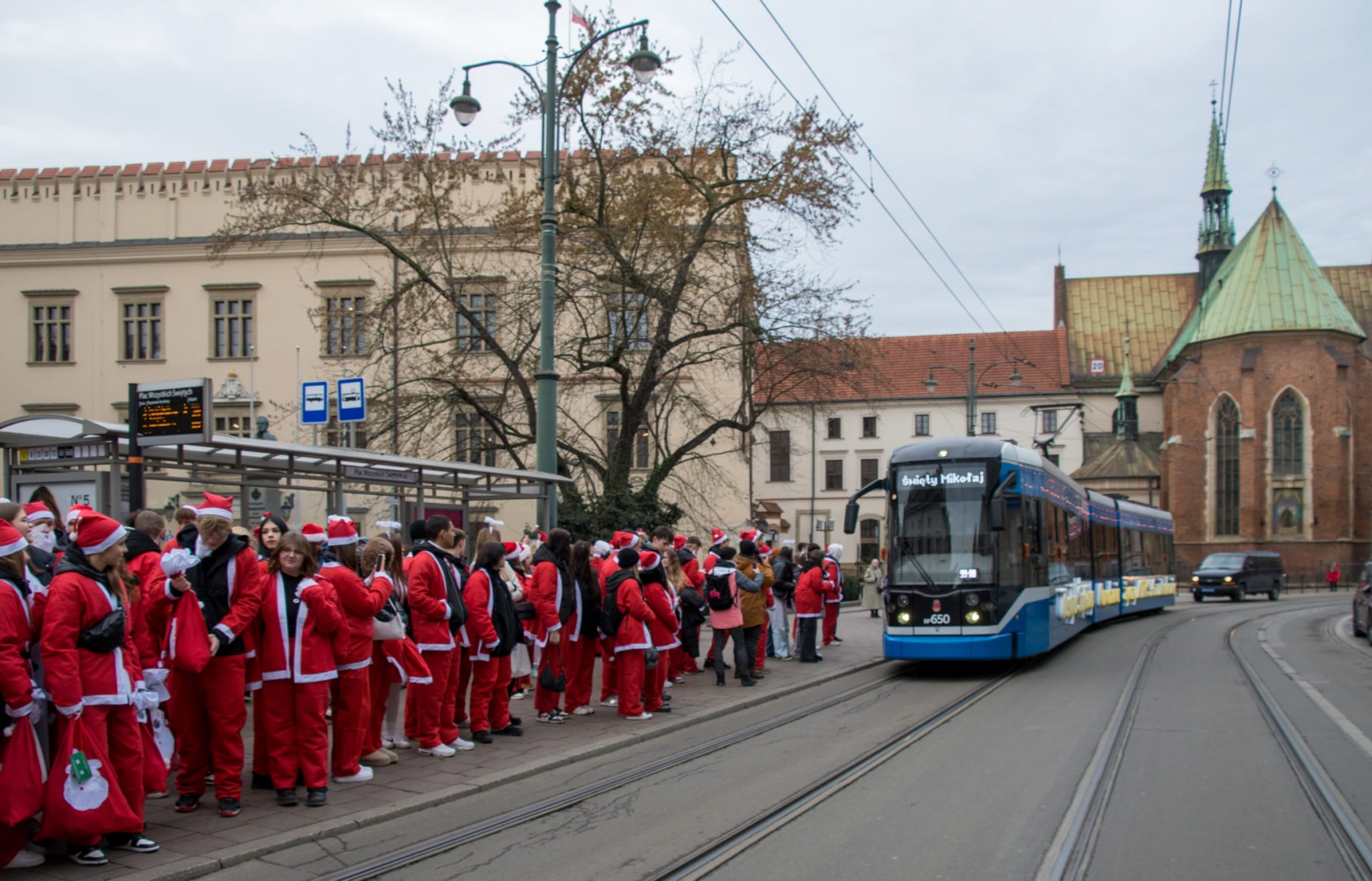 W eskorcie policji, ze wsparciem motocyklistów, MPK i straży pożarnej Św. Mikołaj dotarł do Krakowa. 