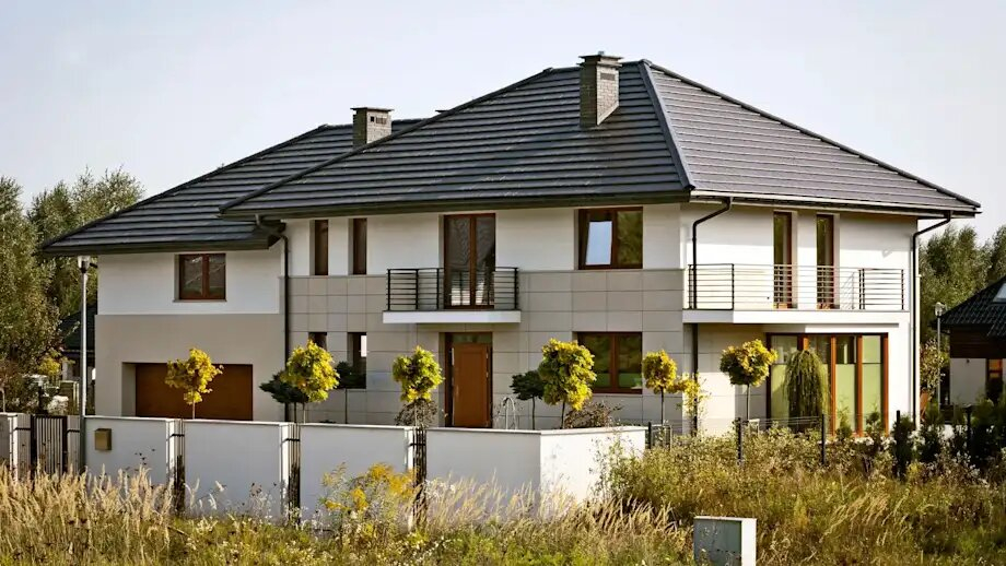 Dachówki betonowe i ceramiczne – gdzie można wykorzystać te trwałe materiały na pokrycie dachu? Poznaj sprawdzone rozwiązania!