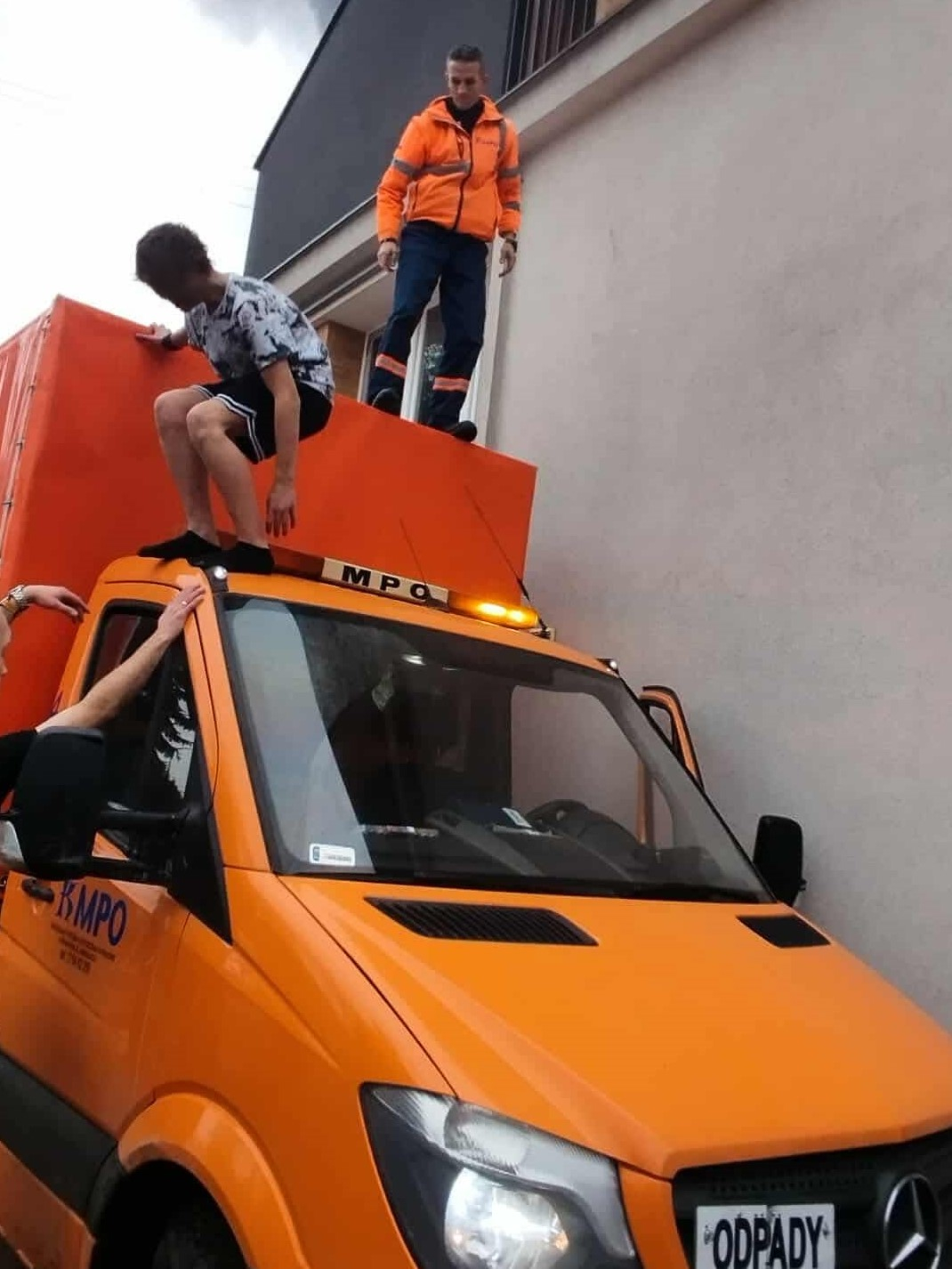 Pracownik MPO w Krakowie ratuje z pożaru dziecko. "To był instynkt"