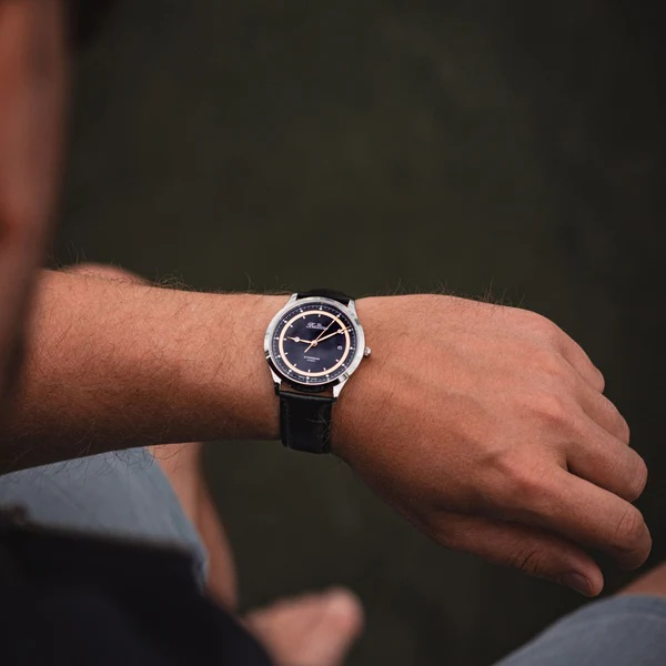 Ekskluzywny zegarek do garnituru – jak wybrać idealny model?