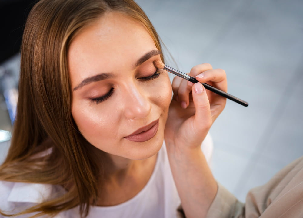 Makijaż na imprezę – jak zrobić trwały i efektowny make-up krok po kroku?