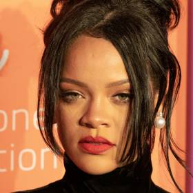 Ciężarna Rihanna znów odważnie odsłoniła brzuch. Zbliża się termin porodu? [FOTO]