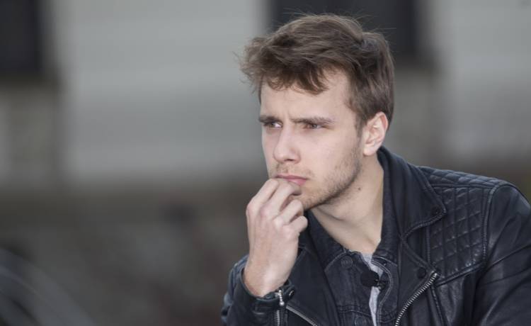 Spotyka się z chińską dziewczyną