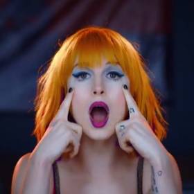 Hayley Williams z Paramore nagrała nową wersję piosenki "Vicious Love" razem z kapelą New Found Glory, w której gra jej narzeczony!