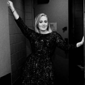 Adele wygląda jak piosenkarka country! Fani zachwyceni metamorfozą!