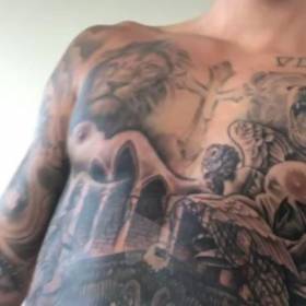 Justin Bieber zrobił sobie OGROMNY tatuaż. Fani są w szoku! 