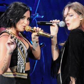 Tove Lo i Demi Lovato na jednej scenie w utworze „Cool For The Summer”