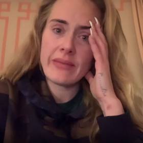 Adele zalewa się łzami i przeprasza fanów. "Jest mi wstyd"