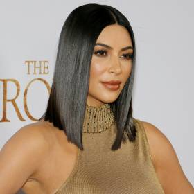 Kim Kardashian zrzuca ubrania i eksponuje swoje atuty. "Matka Natura" [FOTO]
