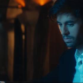 Enrique Iglesias feat. Bad Bunny – EL BAÑO. Zobacz gorący teledysk!
