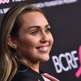 Miley Cyrus pokazała biust na koncercie. Gwiazda nie ma zahamowań! „Gorąca”