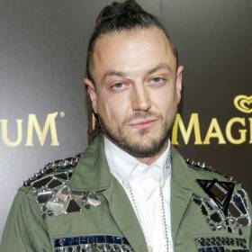 Baron na zdjęciu z bratem i ojcem. Rodzinny kadr podbił serca fanów
