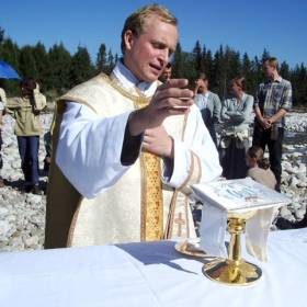 Piotr Adamczyk jako papież w teledysku disco polo