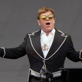 Elton John wystawia na aukcję swoje pierwsze NFT! Cena wirtualnej deskorolki zwala z nóg