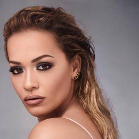Rita Ora kusi nago na tle morza