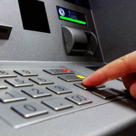 Popularne bankomaty zaostrzają limity wypłat z ich bankomatów