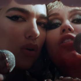 Miley Cyrus i Dua Lipa razem w nowym singlu! Teledysk do "Prisoner" rozgrzał sieć!