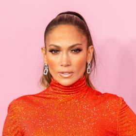 52-letnia gwiazda nadal w formie! Jennifer Lopez kokietuje w skórzanym biustonoszu [ZDJĘCIA]   