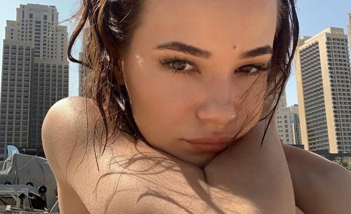 Natalia Szroeder pozuje w czerwonym bikini. "Z morskiej ...